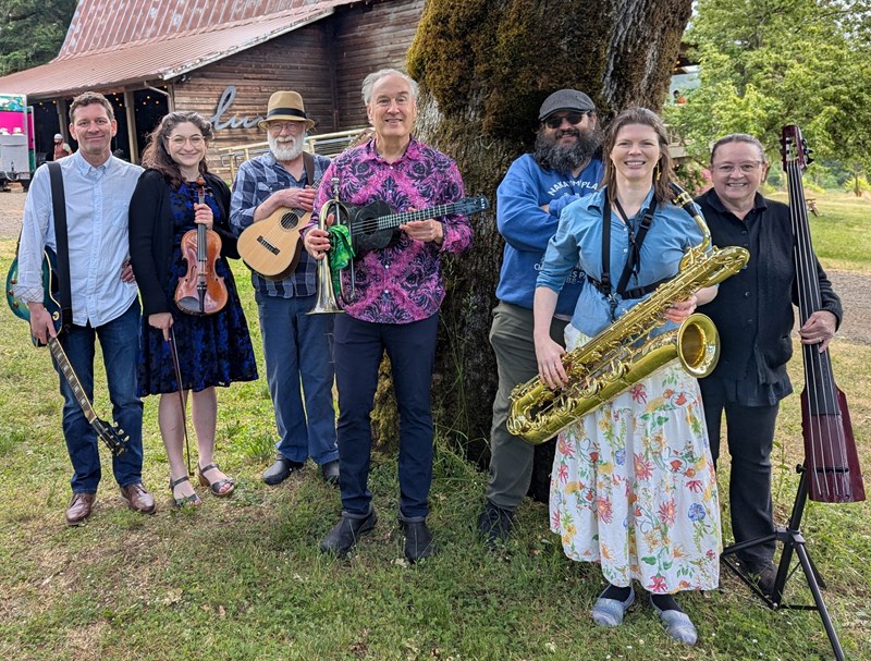 D'Petal Tones band photo at Lumos Winery in Summer 2026